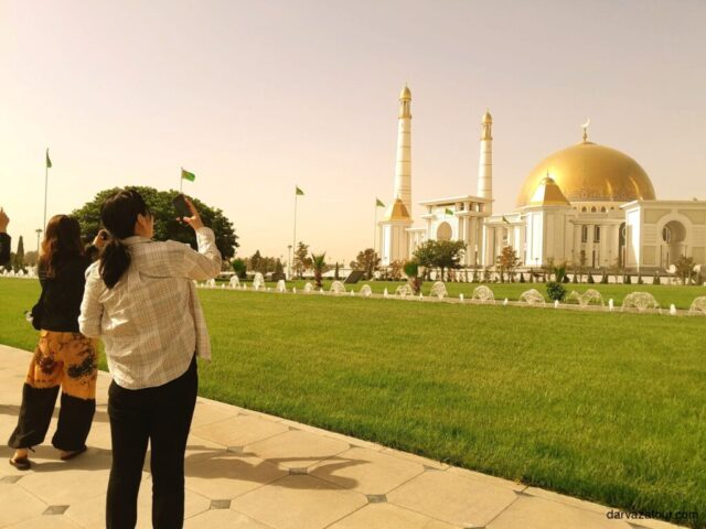 One of the most notable monuments we saw was of the Turkmen poet "Magtymguly Fragi." We also passed by the "Turkmenbashi Ruhy" mosque with its stunning golden dome.