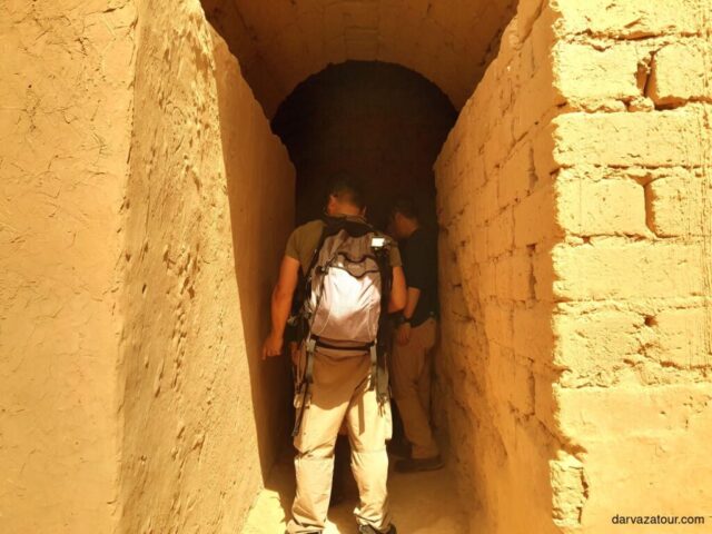 When you enter Nissa, you will see a large excavation hole with scientists who have found many archaeological remains here.
