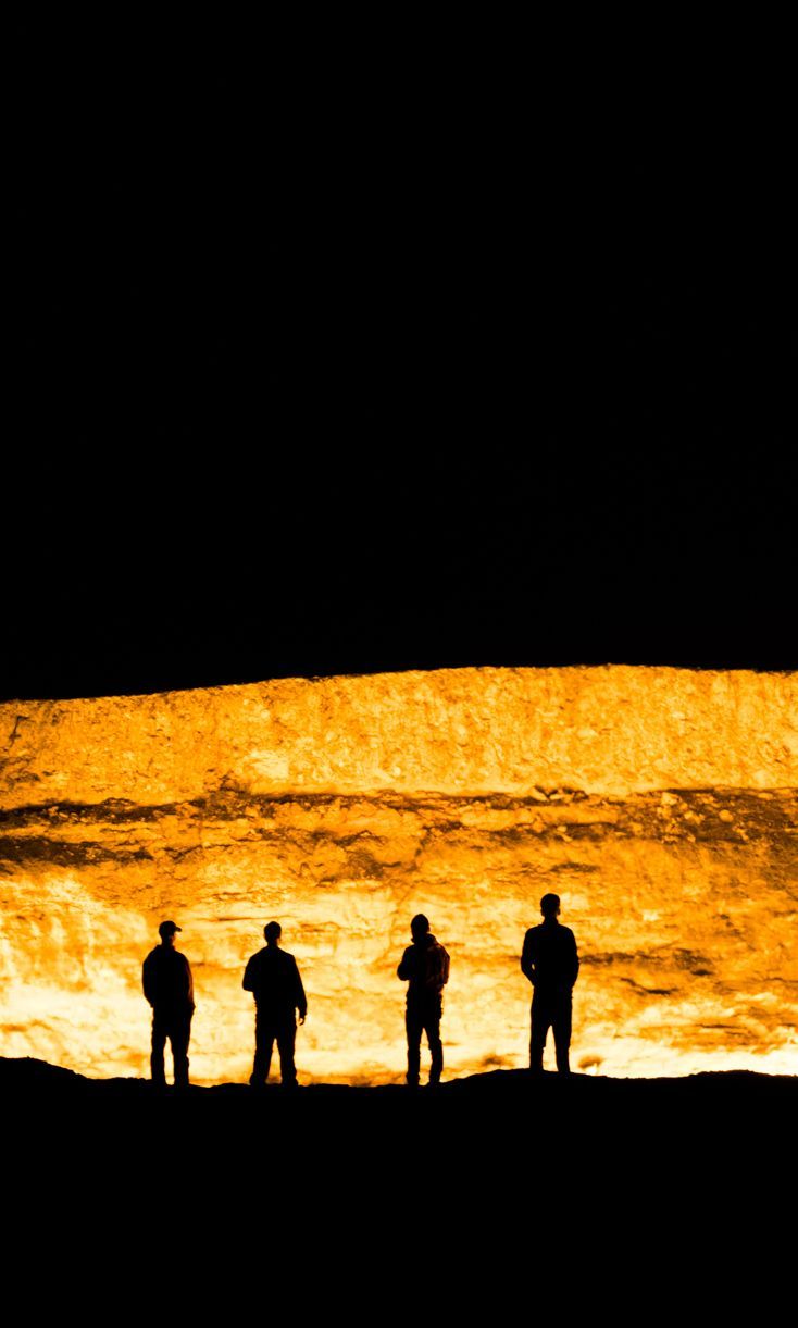 4 Tourists see Crater Turkmenistan!!