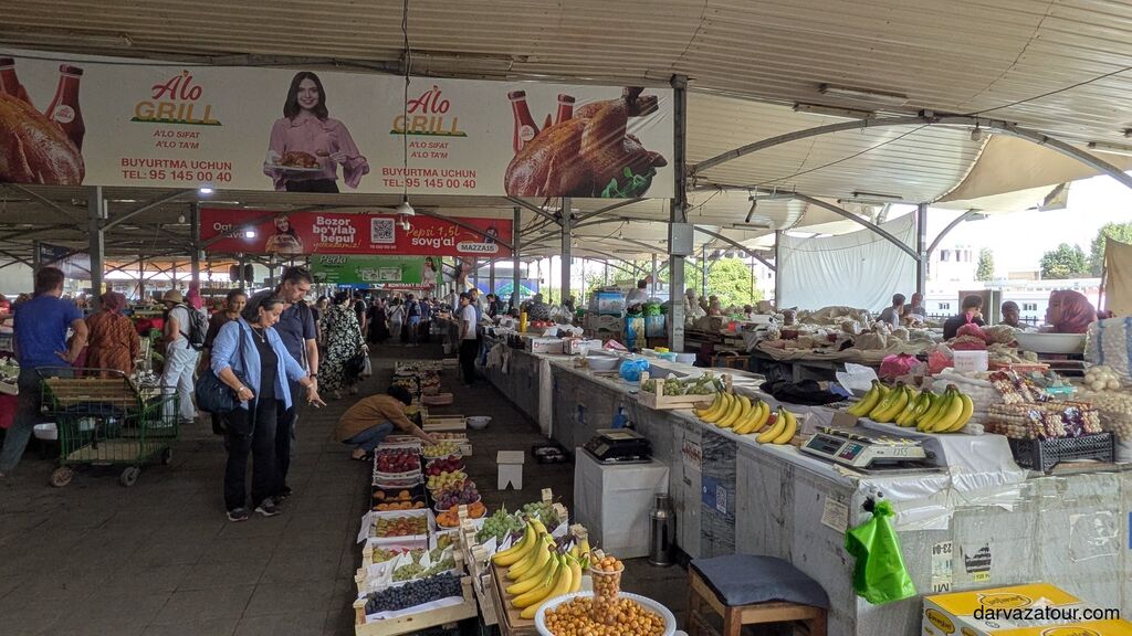 Tourists buying fresh fruits at Chorsu Bazaar in Tashkent, Uzbekistan – traditional market with local vendors and colorful produce