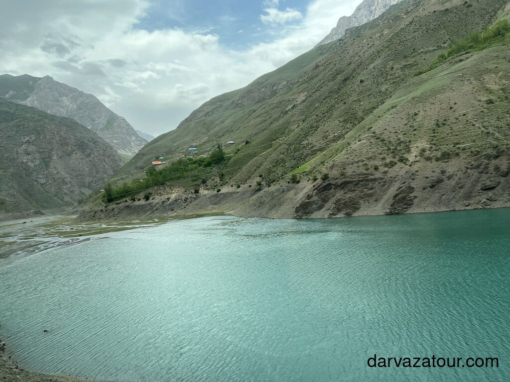 Ashgabat Chuli Gorge, a peaceful nature spot near the capital of Turkmenistan with turquoise water, green hills, and scenic mountain views. A perfect place for picnics and relaxation surrounded by pure nature.